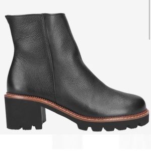 Black leather Boots US 7.5
Women's Leather Lug Sole Utility Ankle Booties.